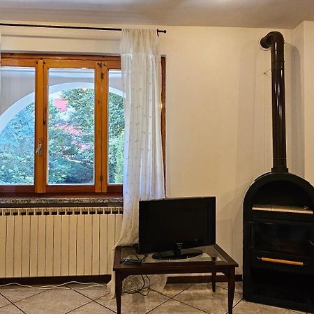 Appartamento Con Ingresso Autonomo, Giardino Privato E Portico Introbio エクステリア 写真